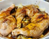 Une image de l'étape 2 de Cuisses de poulet sur oignons au four sucré/salé.