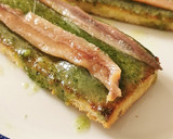 Foto del paso 3 de la receta: Tostas con salsa Pesto Genovés  y Anchoas