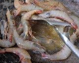 Foto langkah ke 2 dari resep Udang Butter Lada Hitam.