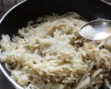 उपवासाची वाळवलेल्या बटाटा खिसाची भाजी (batatyachi kheesachi bhaji recipe in marathi) रेसिपी स्टेप 3 फोटो 