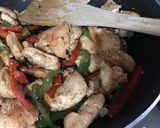 Foto del paso 3 de la receta: Pollo con pimentón y cardamomo