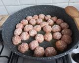 Foto del passaggio 5 della ricetta Polpettine con salsa alla birra