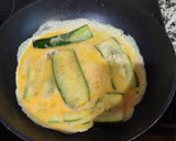 Foto del paso 2 de la receta: Tortita de huevo con calabacín