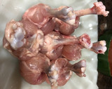 Foto del paso 1 de la receta: Jamoncitos de alas de pollo al limón con corazones rotos de alcachofa y pimiento asado