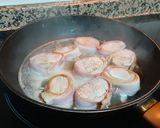 Foto del paso 6 de la receta Medallones de Solomillo de Cerdo con Bacon, Queso Emmental, reducción de Vino blanco y Aceitunas