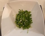 A picture of step 1 of Spring onion chicken soup.