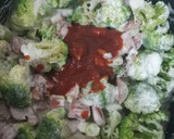 Foto del paso 5 de la receta: Salchichas y chuleta en crema de chipotle con brócoli