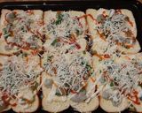 Foto langkah ke 2 dari resep Cheesy Baked Shrimp Toast.