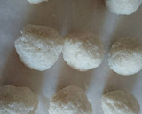 Foto del paso 3 de la receta: Bolitas de coco (Coquitos)
