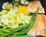 Foto del paso 3 de la receta: Lomo de Salmón a la Plancha Con Vegetales y Papas Al Horno!