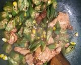 รูปขั้นตอนการทำที่ 3 ของ ผัดกระเจี๊ยบเขียวอกไก่ข้าวหมากแดง
