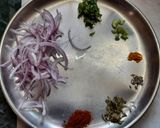 प्याज की करारी रोटी (pyaz ki karari roti recipe in Hindi) रेसिपी चरण 2 फोटो