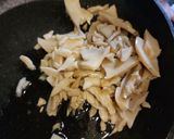 A picture of step 2 of Chicken Chow mein.