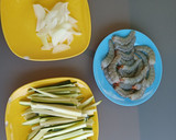 Foto del paso 2 de la receta: Noodles de arroz, con langostinos y calabacín