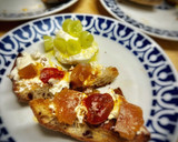 Foto del paso 2 de la receta: Tosta salada de tomate confitado con queso y membrillo casero