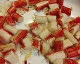 Foto del paso 2 de la receta: Fideos negros con kanikama y topping fresco de rúcula