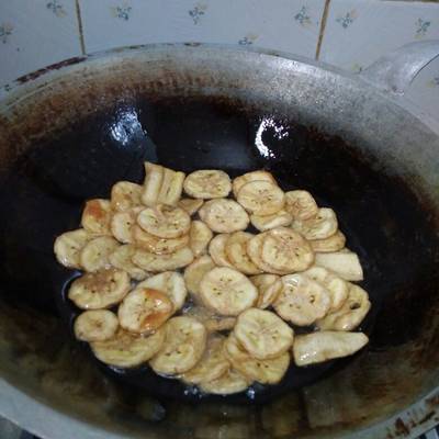 Keripik pisang dibuat dengan menggunakan teknik memasak