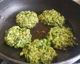 A picture of step 3 of Puffed rice and palak vade.