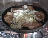 Foto del paso 2 de la receta: Bondiola a la cerveza en disco con puré