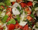 Foto del paso 4 de la receta: Ensalada de pepino, berro, tomate y Cebolla