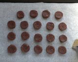 A picture of step 6 of Crispy Cocoa Cookies Made with Rice Flour.