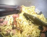 Foto langkah ke 4 dari resep 17. Mie Goreng Jawa Topping Sozis Jamur Kuping.