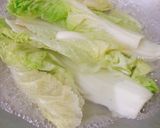 Hình bước làm 1 của món Bắp giò hầm cải thảo cuộn