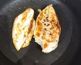 Foto del paso 1 de la receta: Pechugas de Pollo con Patatas a la Mantequilla con Leche de Coco, Yakiniku, Humo y Lima