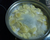 Foto del paso 1 de la receta: Raviolis de queso con salsa de setas y queso azul