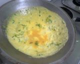 Foto langkah ke 5 dari resep Fried Rice Wrap Egg.