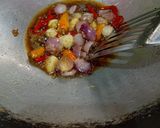 Foto langkah ke 3 dari resep Telur ceplok sambal apel.
