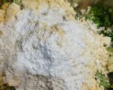 A picture of step 1 of Cauliflower pakoda.