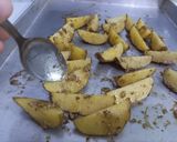 Foto langkah ke 2 dari resep Baked Potato Wedges 🥔🥔🥔.