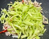 Foto langkah ke 4 dari resep Tumis Ayam Labu Siam.