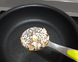 Foto del paso 1 de la receta: Bolitas de queso de cabra con crujiente de semillas