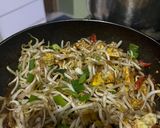Foto langkah ke 3 dari resep Dadar Telur cah Toge.