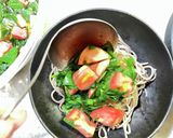 A picture of step 6 of Chilled Soba with Tomato and Molokhia.