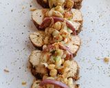 Foto del paso 7 de la receta: Fiambre de pollo con ensalada de legumbres al toque de pesto