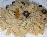 Foto del paso 4 de la receta: Riccioli, con ajo, guindilla y olivas negras