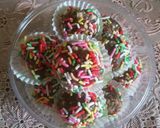 Foto langkah ke 5 dari resep Bola-Bola Biskuit Coklat.
