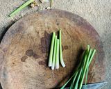 Hình bước làm 3 của món Vào bếp cùng con: thịt lợn gác bếp cuốn rau mọc ven đường Sải Duần, tươi xanh mơn mởn!