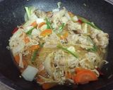 รูปขั้นตอนการทำที่ 4 ของ ต้มวุ้นเส้นใส่ไก่