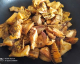 Foto del paso 2 de la receta: Setas con huevos revueltos y patatas paja