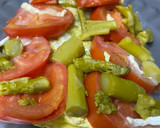 Foto del paso 3 de la receta: Tortilla de calabacín con tomate, queso de Cabra y espárragos verdes al lekue