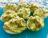 Foto del paso 6 de la receta: Huevos rellenos con aguacate y salmón 👌🏼