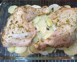 Foto del paso 8 de la receta: Cuartos traseros de pollo al horno con patatas panaderas