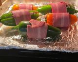 Hình bước làm 2 của món Ớt nhồi thịt cuộn bacon