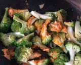 Foto langkah ke 3 dari resep Tumis Brokoli Keju.