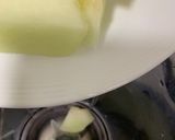 A picture of step 2 of Melon shake.