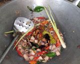 Foto langkah ke 6 dari resep Tumis Cumi Asin.